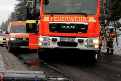 B2, Eschenlohe, Oberau, schwerer Unfall mit 5 Fahrzeuge und 4 Verletzte, Pickup kommt auf Gegenfahrbahn, 16.01.2024, Foto: Dominik Bartl