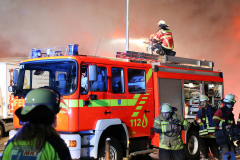 Oberau, Großeinsatz, Flammenhölle vernichtet Großhändler, Halle in Vollbrand, 27.03.2023, Foto: Dominik Bartl