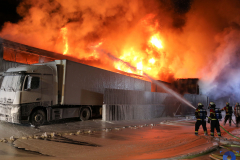 Oberau, Großeinsatz, Flammenhölle vernichtet Großhändler, Halle in Vollbrand, 27.03.2023, Foto: Dominik Bartl