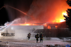 Oberau, Großeinsatz, Flammenhölle vernichtet Großhändler, Halle in Vollbrand, 27.03.2023, Foto: Dominik Bartl