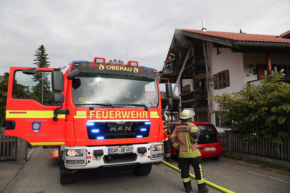 Wohnungsbrand in Oberau, Dachgeschoss in Flammen, 02.10.2020 Foto: Dominik Bartl